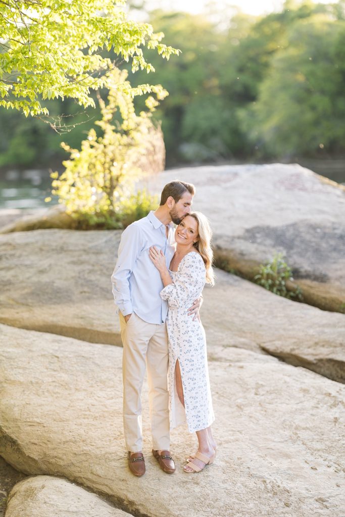 Engagement photos with white and blue colored outfits in the summer | Best places to shop for engagement photo outfits