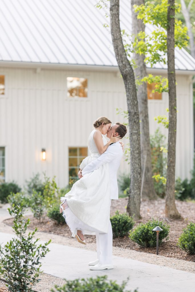 Bride and groom wedding photos | Carolina Grove | Raleigh NC Wedding Photographer | Sarah Hinckley Photography