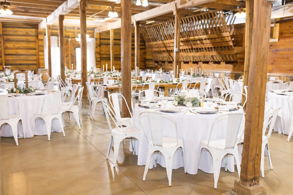 Wedding table décor | Amazing Graze Barn Wedding | Amazing Graze Barn Wedding Photographer