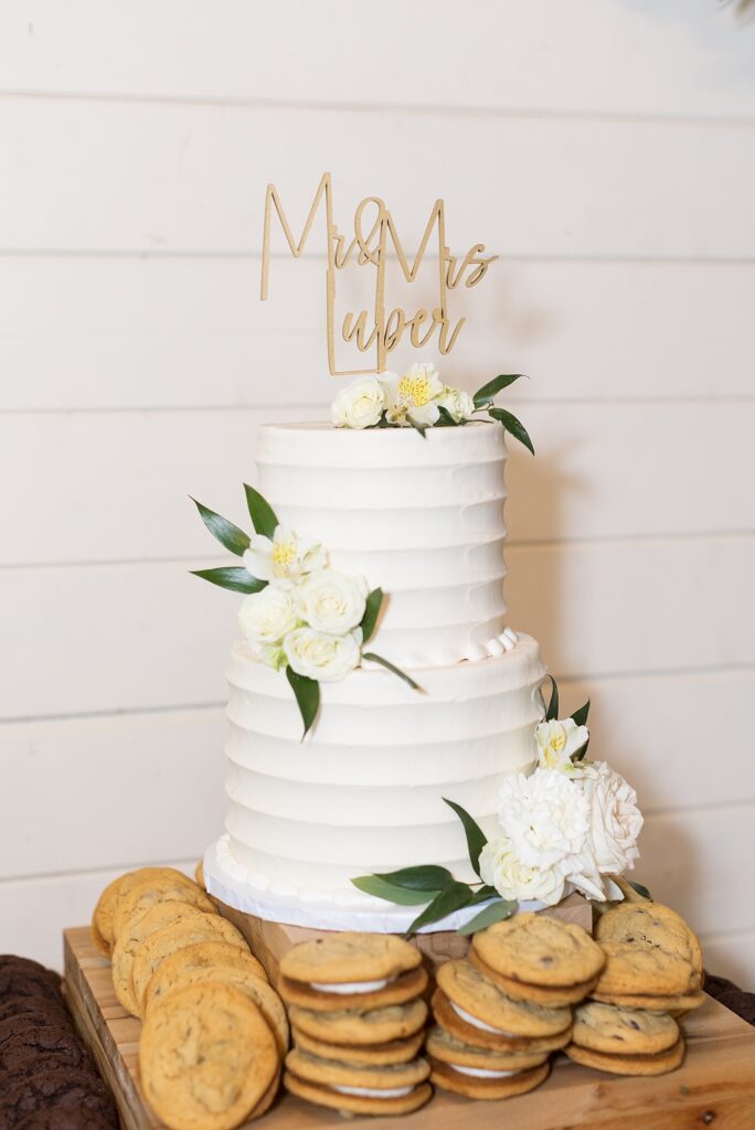 Wedding cake details and cookie sandwiches | Amazing Graze Barn Wedding | Amazing Graze Barn Wedding Photographer