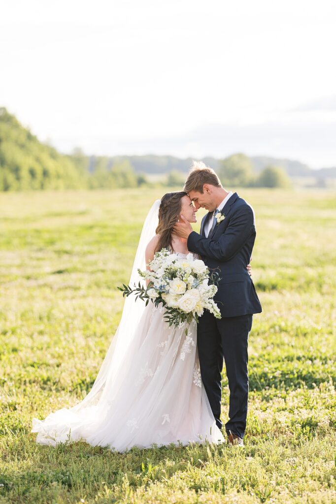 Bride and groom inspiration | Amazing Graze Barn Wedding | Amazing Graze Barn Wedding Photographer