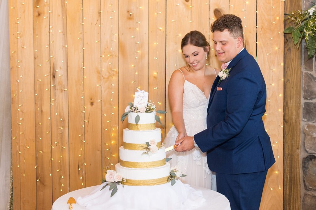 Bride and groom cutting wedding cake | Rustic wedding | Harvest House Wedding | Harvest House Photographer | Raleigh NC Wedding Photographer