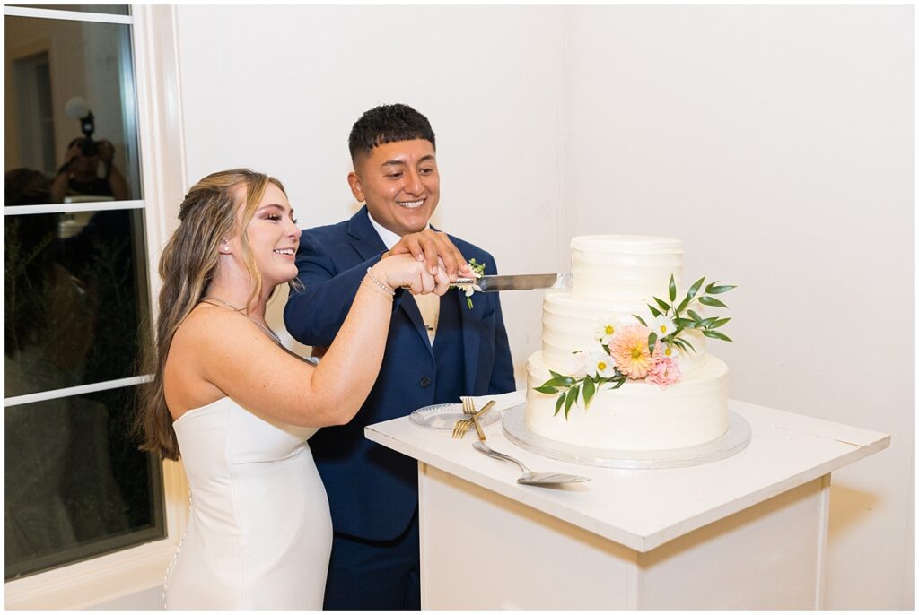 Wedding cake cutting | Carolina Grove Wedding | Carolina Grove Wedding Photographer | Raleigh NC Wedding Photographer