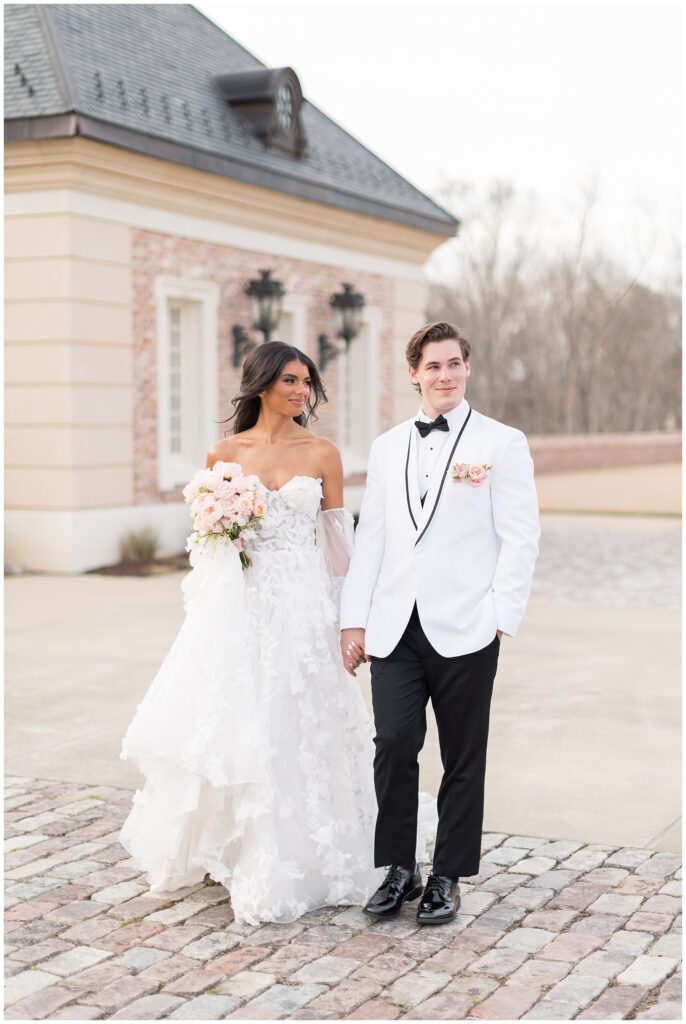 Wedding Inspiration for Bride and Groom Photos | Posing for Bride and Groom Photos