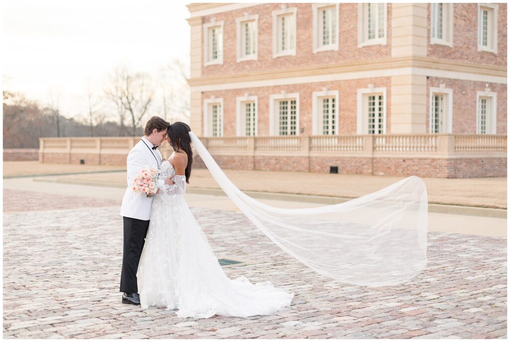 Bride Wedding Dress Inspiration | Wedding Veil Photos | Bride and Groom Outside Wedding Venue