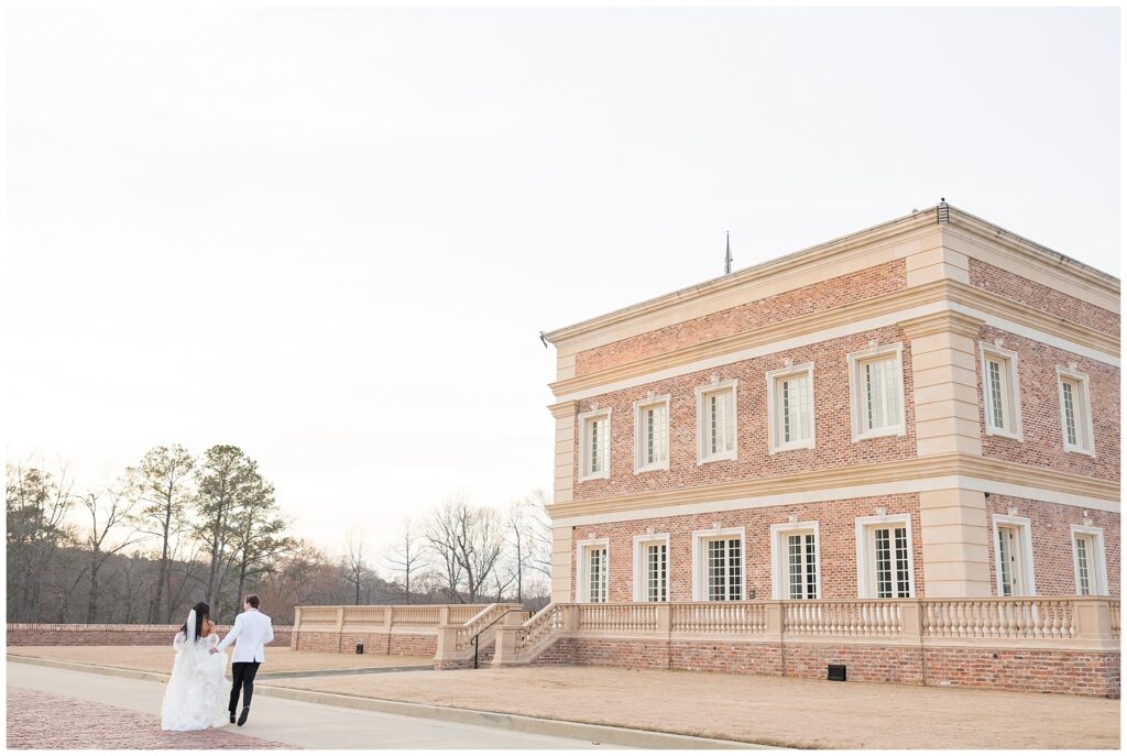 Oxbow Estate Wedding Venue Inspiration | Outdoor Bride Groom Photo Inspiration